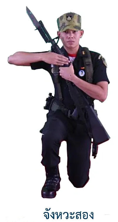 ภาพท่ากอดเฉียงคุกเข่าทางขวา - จังหวะสาม